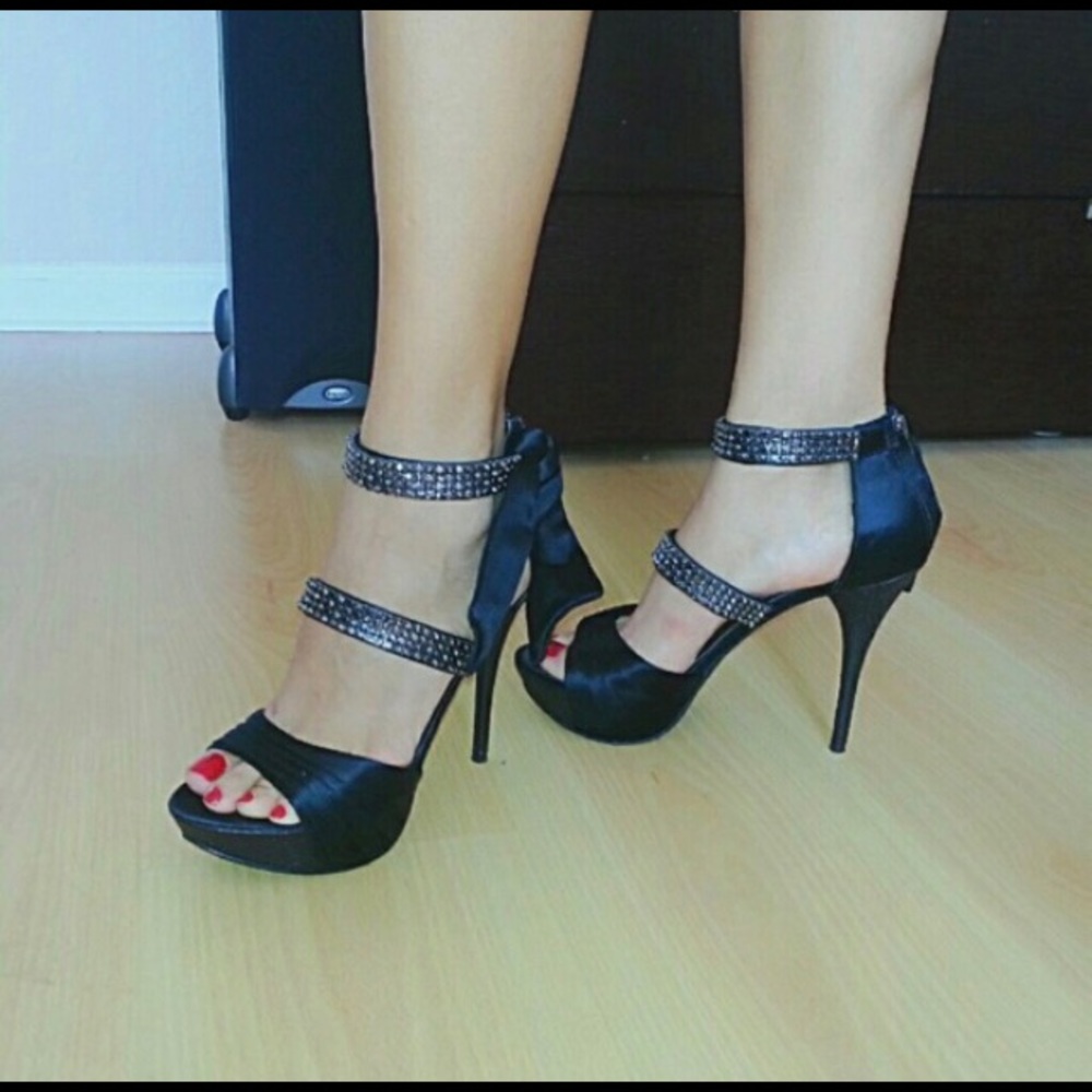 Guess Pumps
